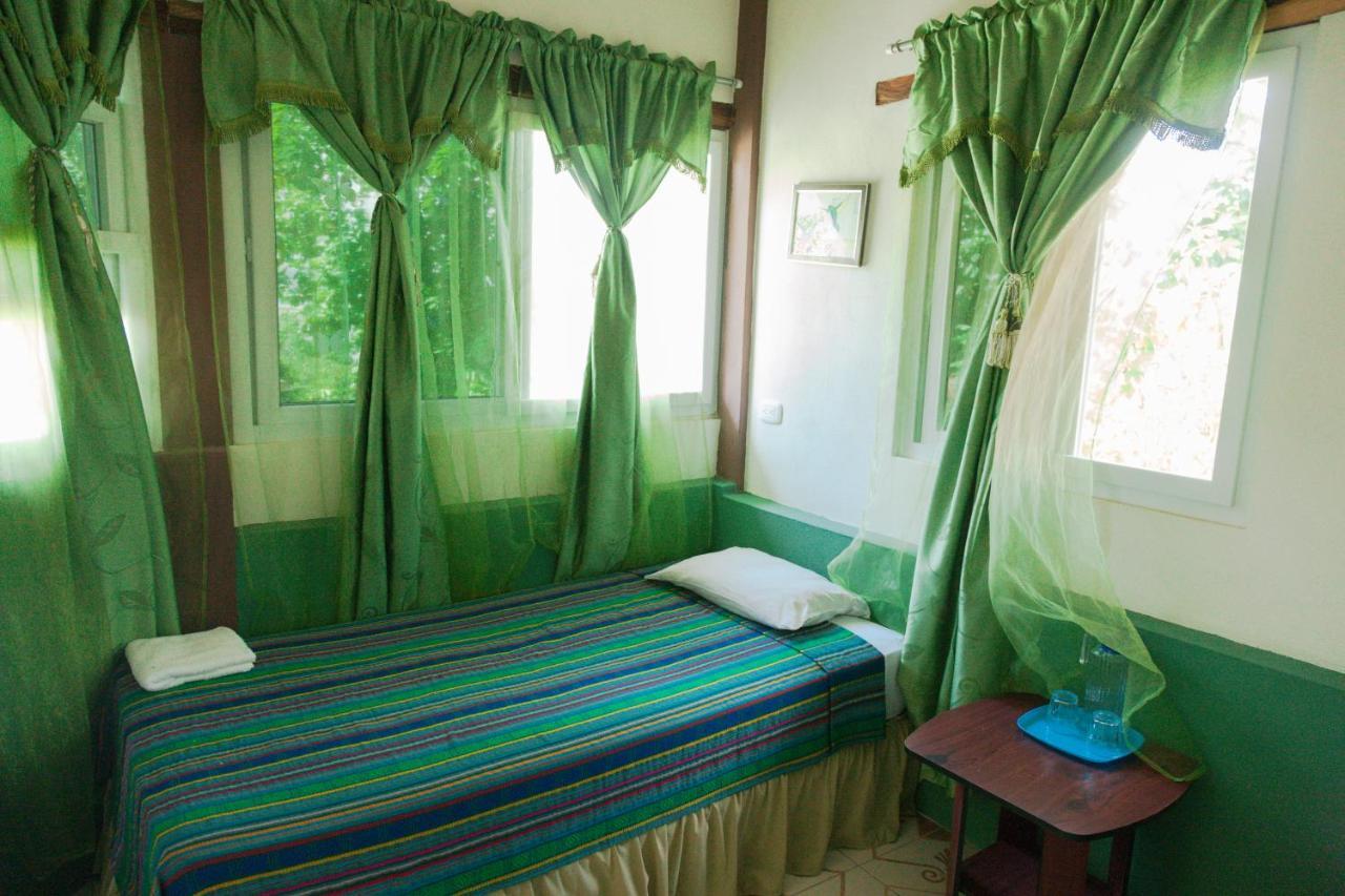 Zapote Tree Inn Флорес Екстер'єр фото